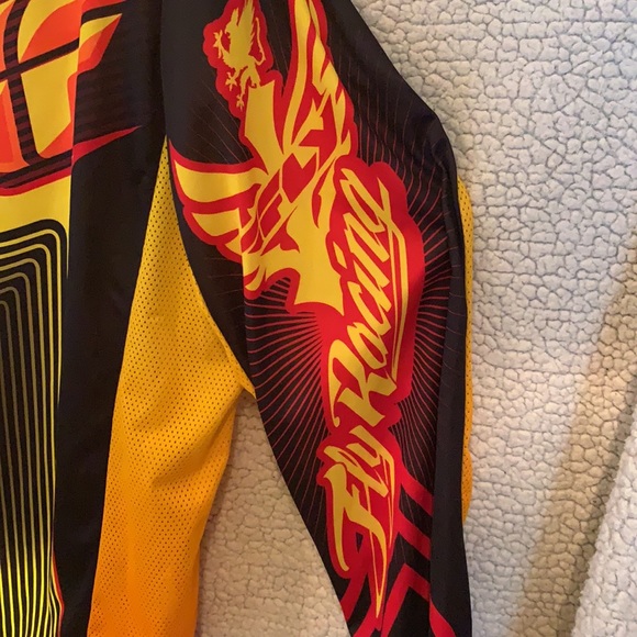 Fly - Picture 3 of 7